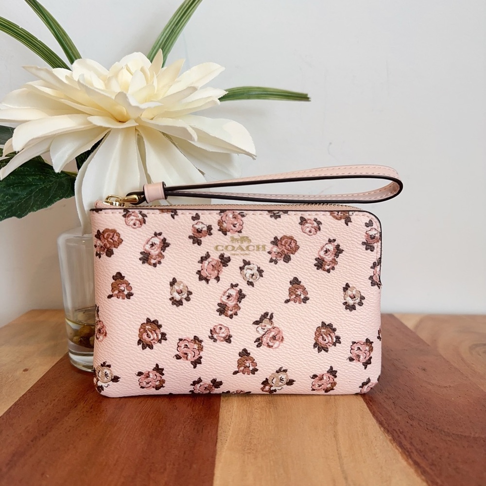 NWT Coach Corner Zip Wristlet With Rosette Print